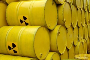 A fully loaded truck with yellow nuclear waste barrels Een vrachtwagen vol met gele kernafvalvaten